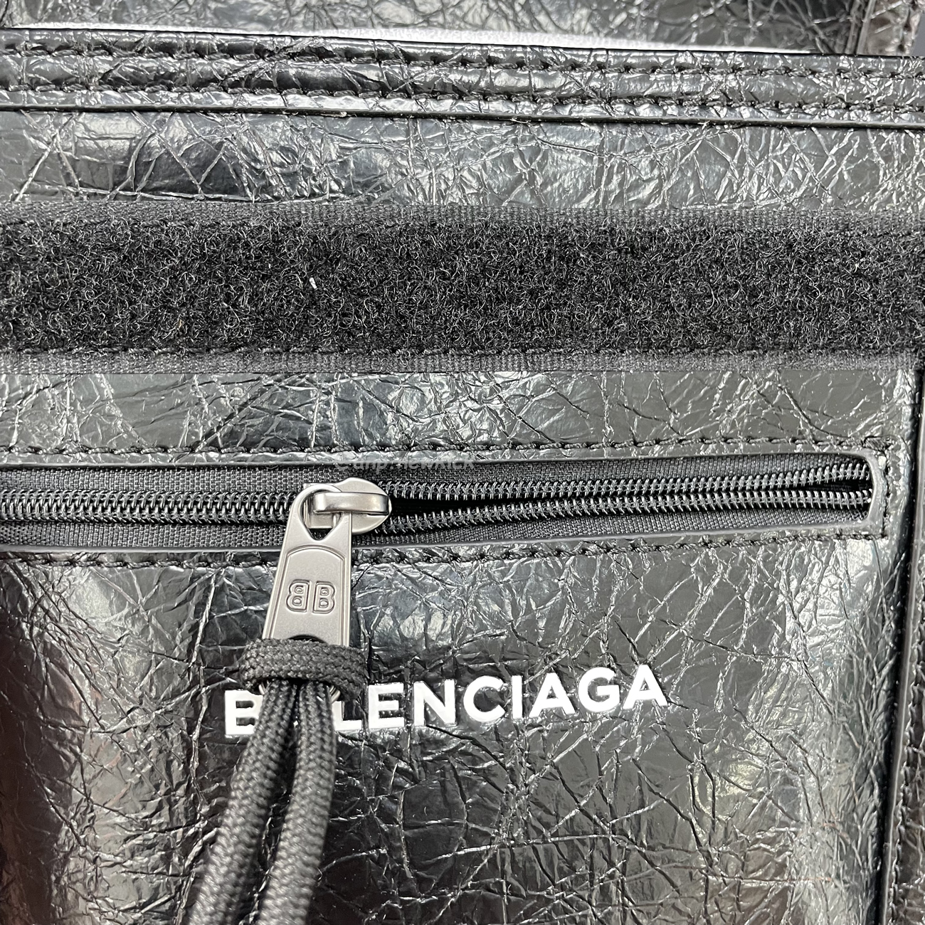 Balenciaga Explorer Arena Cracked Leather Messenger Bag Black (6) - www.newkick.vip